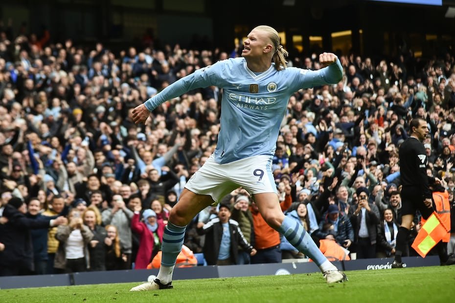 Erling Haaland, delantero de Noruega, va camino de romper hitos goleadores en la Liga de Campeones y la Liga Premier, y ya superó registros establecidos por Messi.