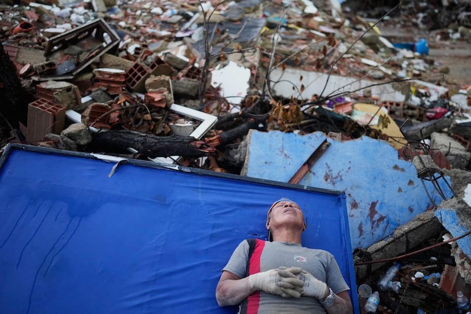 Las organizaciones humanitarias advirtieron este martes de que el frágil sistema sanitario de Venezuela se encuentra al límite de su capacidad casi una semana después de dos potentes terremotos. Mientras residentes, como Kerli Faria, siguen buscando a familiares entre los escombros de La Guaira.