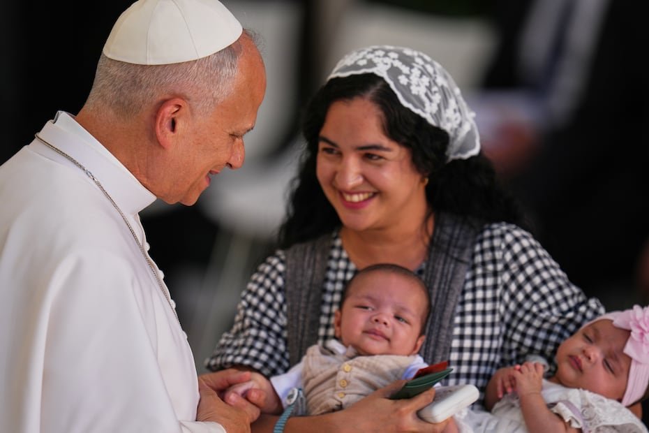 Una madre y sus dos hijos son recibidos por el papa León XIV en CEDIA 24 Horas, un centro integral de apoyo para personas sin hogar, en Madrid.