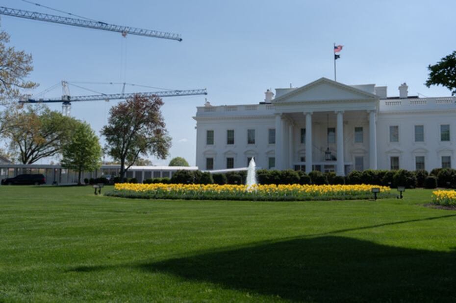 Inicialmente, el National Trust for Historic Preservation presentó una demanda para bloquear la construcción, alegando que Trump se había extralimitado en sus funciones al seguir adelante con el proyecto sin obtener antes la aprobación de agencias federales clave y del Congreso.