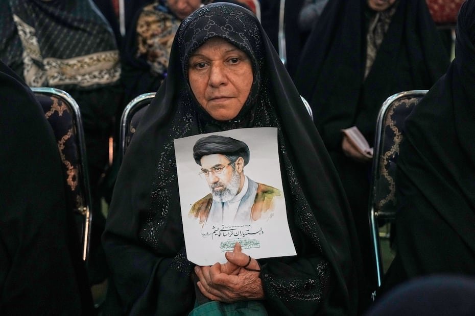Mientras se acerca un posible acuerdo con Estados Unidos, un grupo de personas en Irán participó de una ceremonia en honor a los soldados caídos en la guerra.