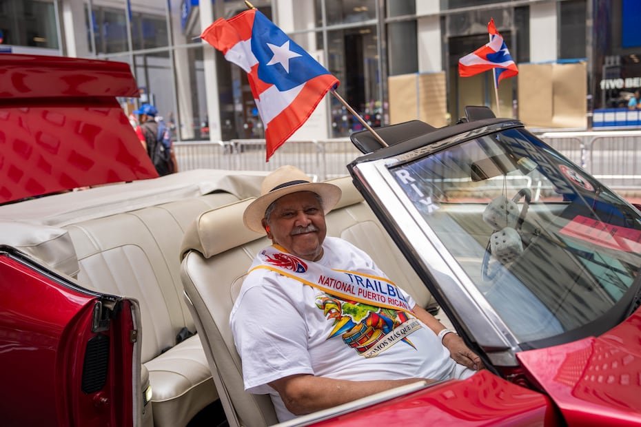 J.J. González participa en uno de los autos del desfile.