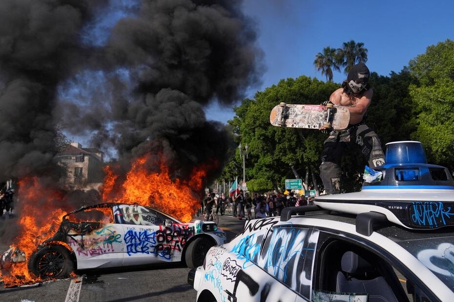 Después de que algunos de los manifestantes se acercaron demasiado a los miembros de la guardia, otro grupo de agentes uniformados avanzó sobre el grupo, arrojando granadas de humo.
