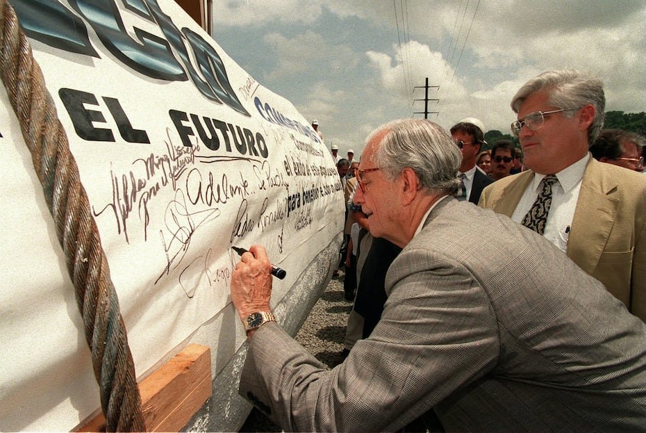 La idea del proyecto le surgió al ingeniero Antonio Santiago Vázquez, en la década de 1980, bajo la administración de Carlos Romero Barceló. Entonces, su idea no prosperó, pero fue revivida, una década después, por Pedro Rosselló. En la foto, Santiago Vázquez, considerado “el padre del Superacueducto”, estampa su firma en la tubería, al anunciarse la construcción, en 1996.
