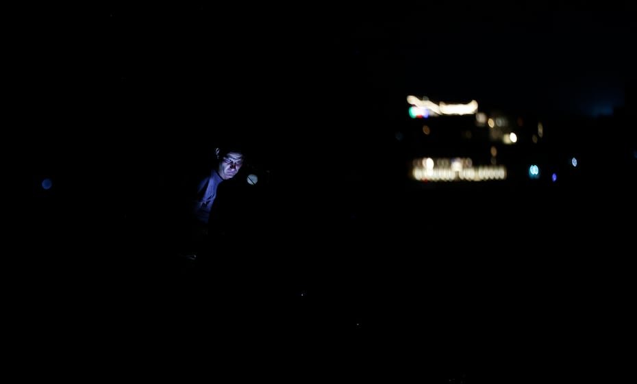 Una persona revisa su celular en la calle en medio del apagón en La Habana. Cuba empieza recuperarse lentamente de la precaria situación de su sistema energético y de la presión extra del bloqueo petrolero de Estados Unidos.