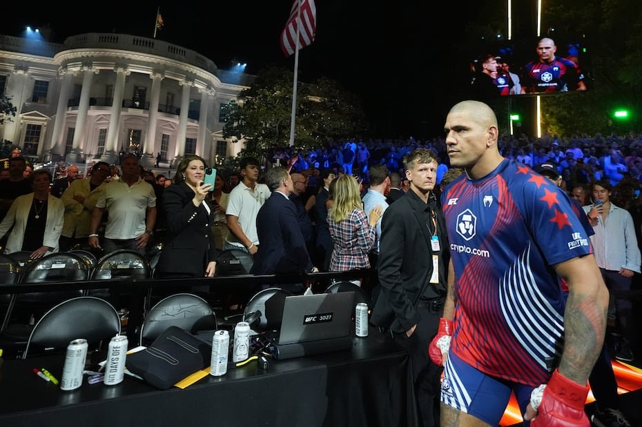 Alex Pereira camina hacia el octágono para su combate por el título interino de peso pesado contra Ciryl Gane durante UFC Freedom 250 en el césped sur de la Casa Blanca.