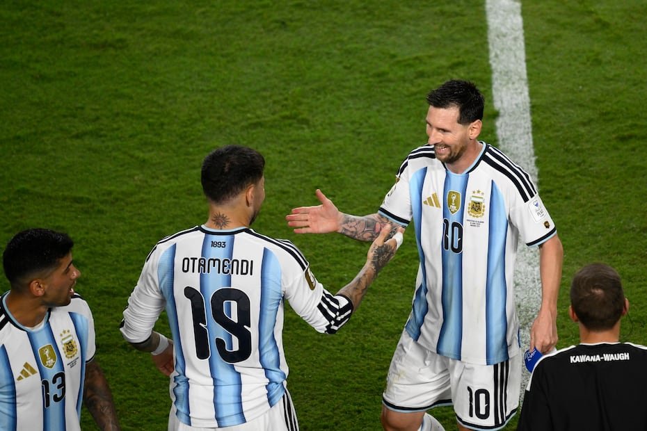 El partido de Messi contra Argelia fue el número 200 de su carrera internacional, que comenzó en 2005 a los 18 años. Fu sustituido en los minutos finales del encuentro ya sentenciado.