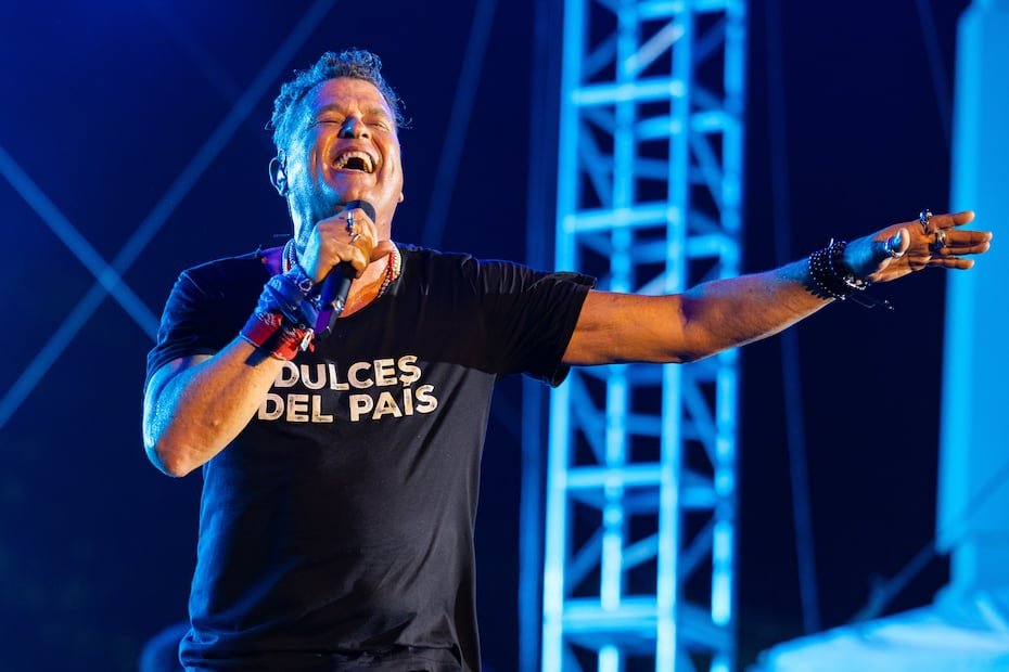 Un enérgico Carlos Vives contagió al público que se dio cita.