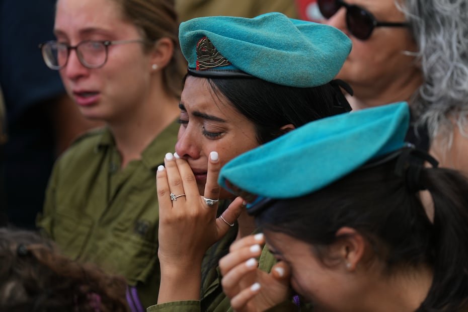 Soldados israelíes lloran durante el funeral de la sargento Rotem Yanai, quien murió en un ataque con drones libaneses en el norte de Israel, en Givat Ada, Israel.