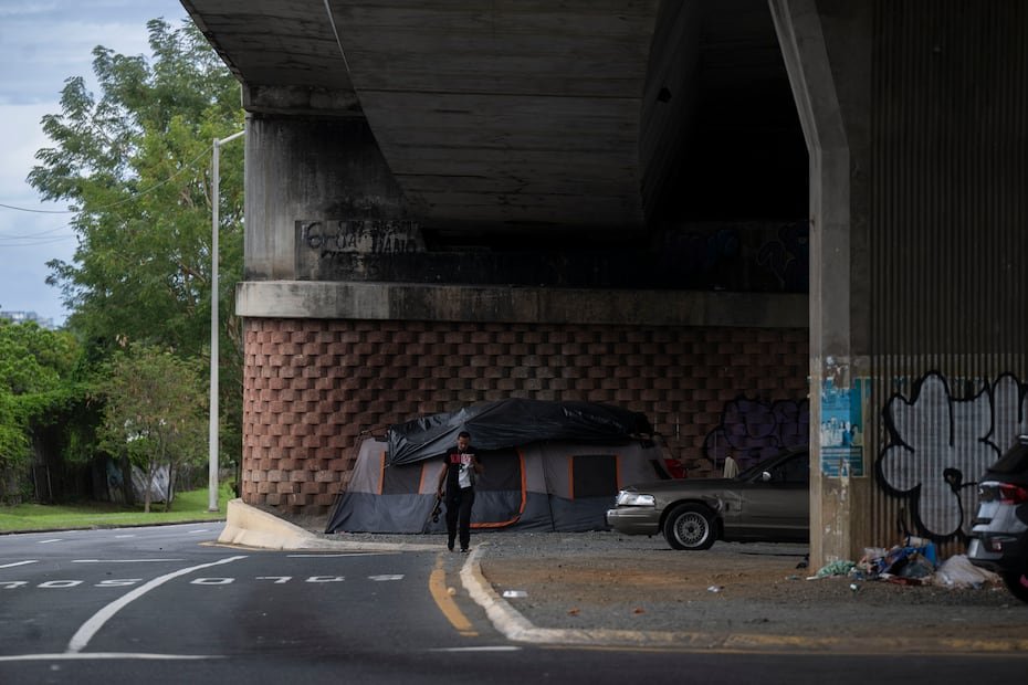 La razón por la que muchas personas sin hogar y adictos a drogas coinciden en esta zona es por la confluencia de varios residenciales, avenidas muy transitadas y edificios abandonados y el puente.