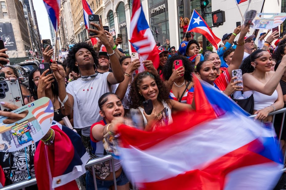 La multitud grita y celebra durante el 69.° Desfile Nacional del Día Puertorriqueño, el domingo 14 de junio de 2026 en Nueva York.