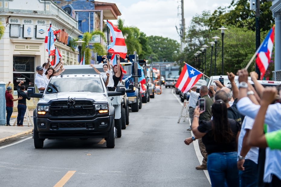 De igual manera, muchas personas ondeaban la bandera de Puerto Rico.