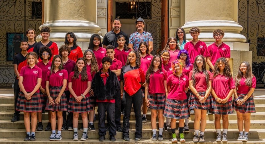 Un total de 24 alumnos de noveno grado de la Escuela Central de Artes Visuales, de Santurce, participaron del “Concurso Creativo”, en el que asumieron el reto de diseñar etiquetas para una greca, un caldero y una botella, tomando como inspiración la cultura, el folclor y la cocina de Puerto Rico.