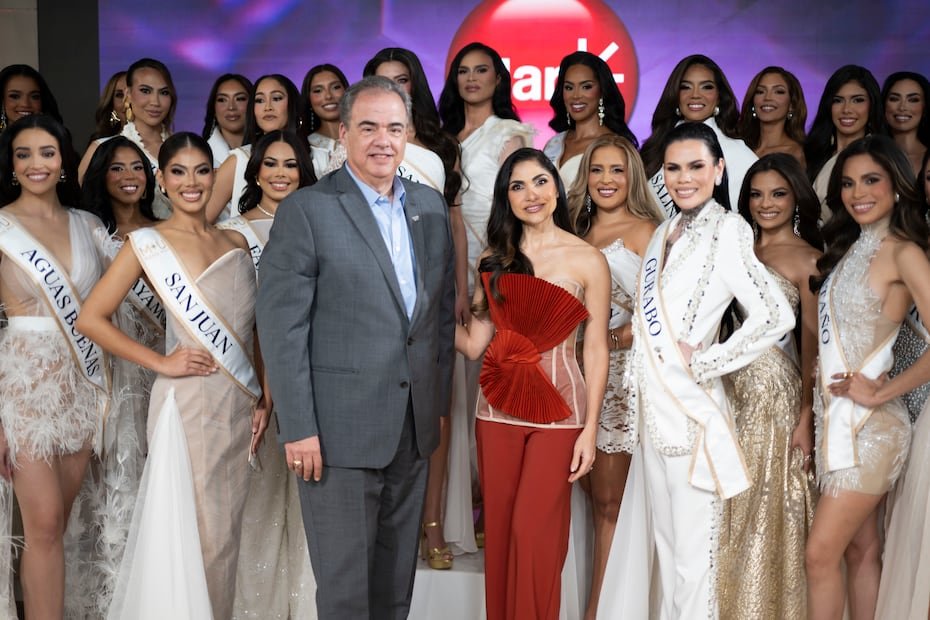 Jorge Hidalgo, CEO de WAPA MEDIA y Yizette Cifredo, directora de Miss Universe Puerto Rico junto a las participantes.