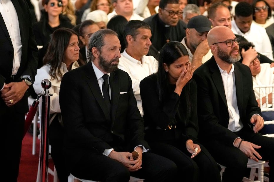 El cantante dominicano Juan Luis Guerra (izquierda) asiste al velorio de Rubby Pérez. (Foto AP/Matias Delacroix)