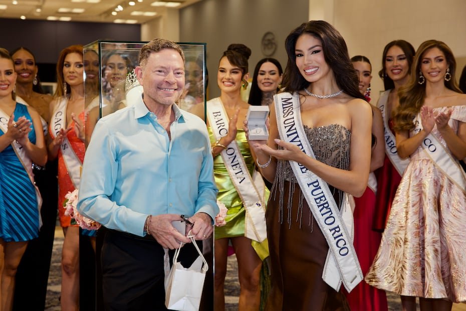 Isaac Demel, propietario de Lido Jewelers, junto a Zashely Alicea.
