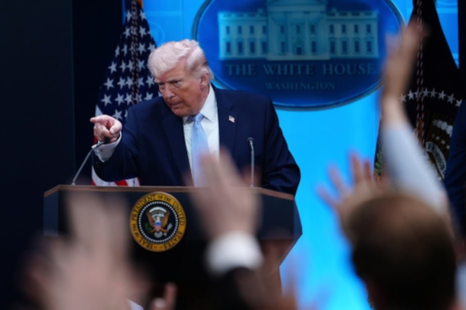 La inclinación de Trump a jactarse y su gusto por las imágenes dramáticas chocaron con el instinto de sus asesores de proteger secretos militares y de inteligencia. En un momento dado, Trump preguntó a Caine cuántos soldados participaron en la operación, a lo que este respondió: “Ehhh, me encantaría mantener eso en secreto, señor presidente”.
