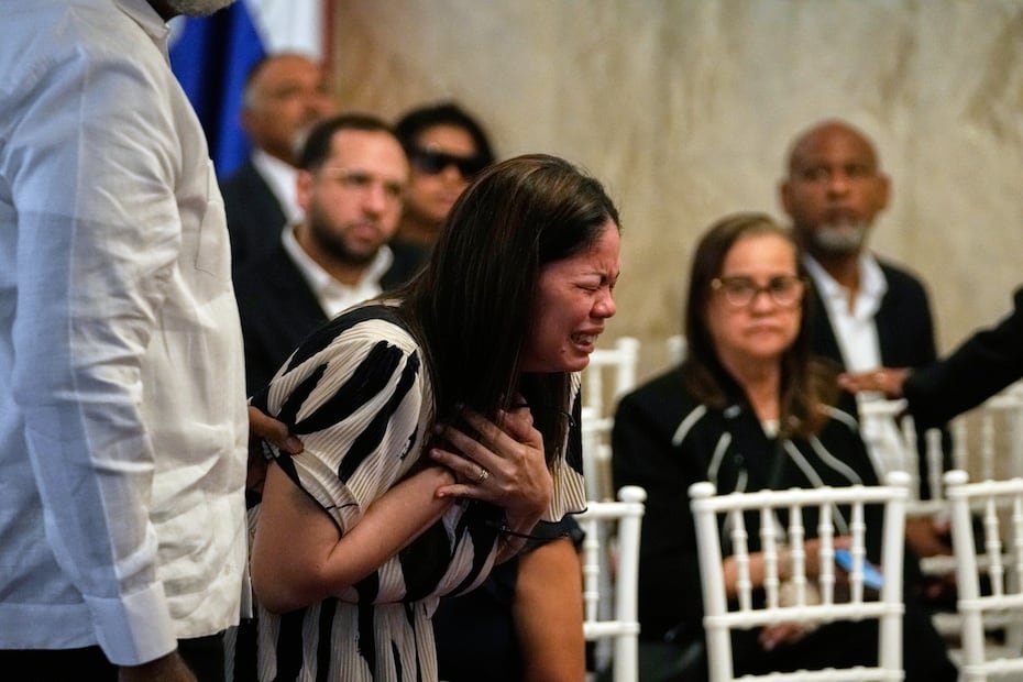 Zulinka, hija del cantante dominicano Rubby Pérez, llora durante su velorio en el Teatro Nacional Eduardo Brito en Santo Domingo, República Dominicana, el jueves 10 de abril de 2025. (AP Photo/Matias Delacroix)