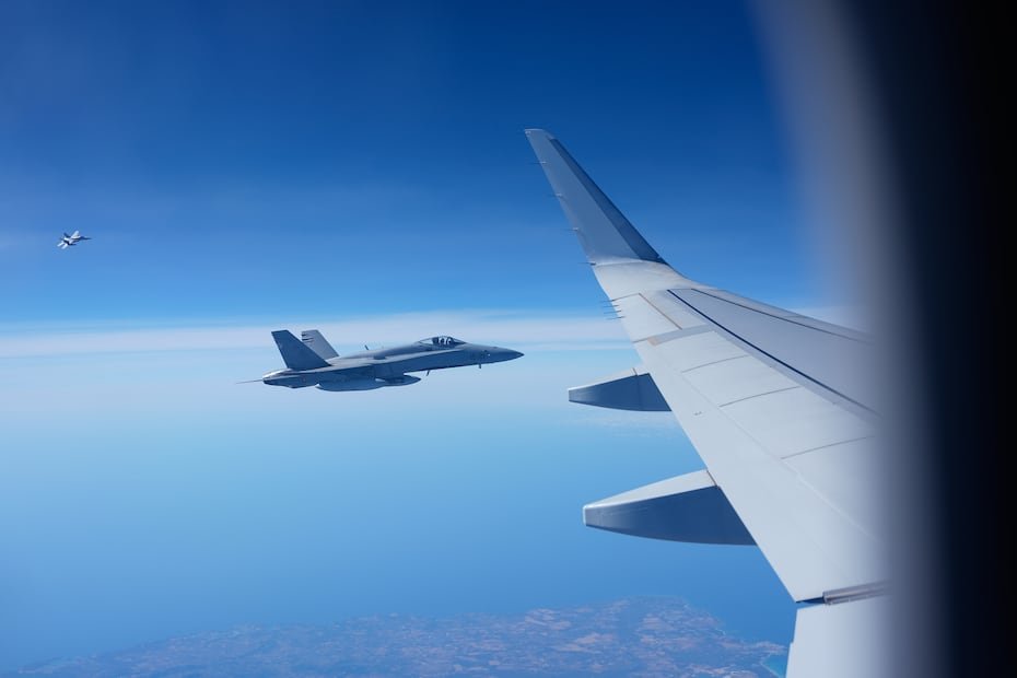 Aviones de combate de la Fuerza Aérea Española escoltan el vuelo papal que partió de Roma con destino a Madrid.