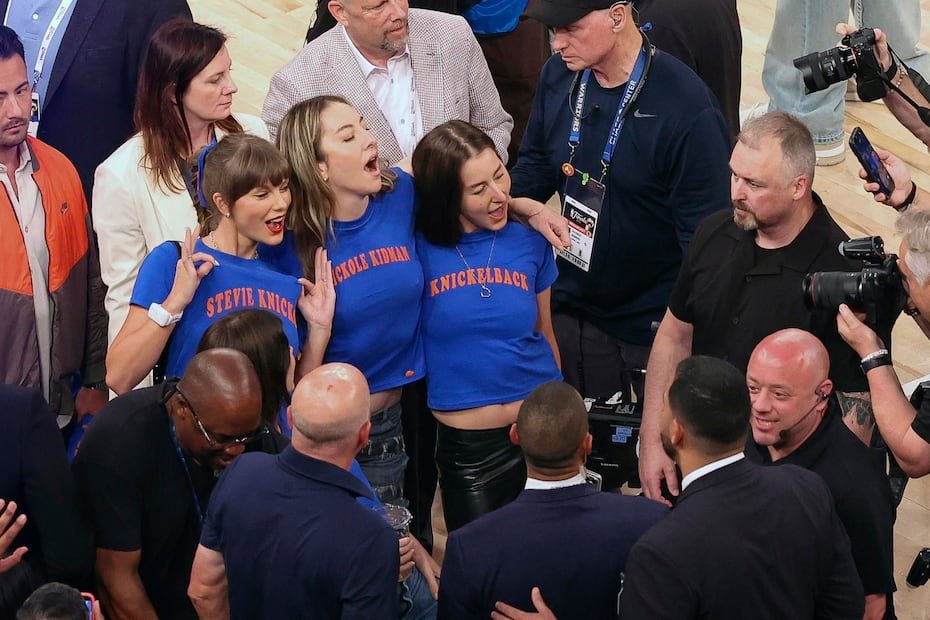 (De izquierda a derecha) Taylor Swift, Este Haim y Alana Haim posan para una foto durante el cuarto partido de las Finales de la NBA, que enfrentó a los San Antonio Spurs y los New York Knicks en el Madison Square Garden de Nueva York, Nueva York (EE.UU.). EFE/SARAH YENESEL PROHIBIDO SU USO EN SHUTTERSTOCK