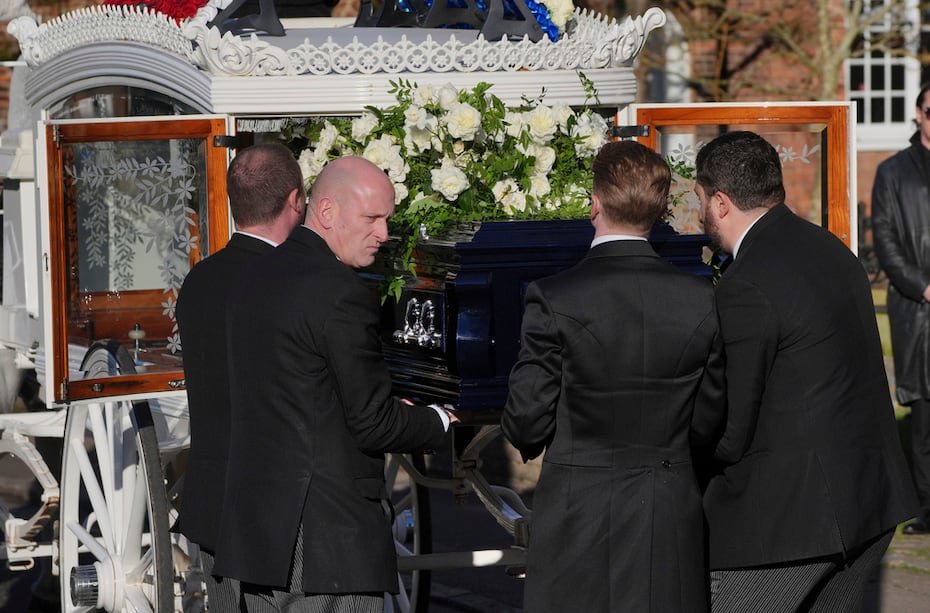 Amigos y familiares se reunieron en el funeral del artista de 31 años, quien falleció tras caer desde el balcón de un hotel en Buenos Aires el mes pasado.