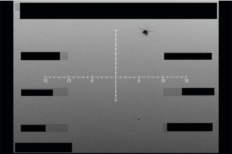 Imagen fija infrarroja (modo “calor en negro”) en la que se observa un objeto no identificado debajo de un helicóptero sobre el oeste de Estados Unidos, captada en septiembre de 2025.