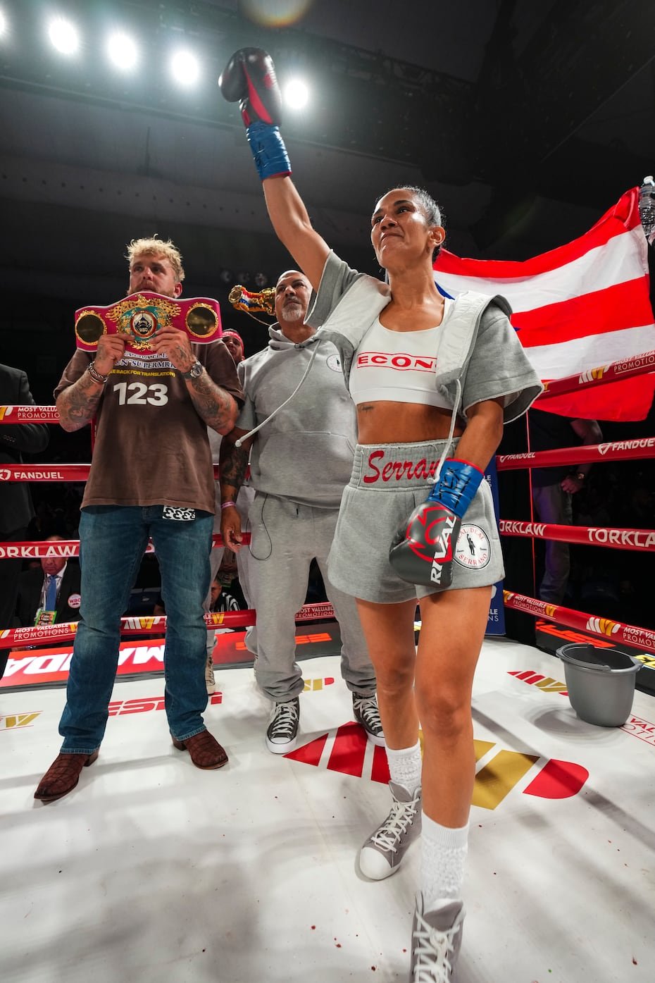 Amanda Serrano levanta su brazo al momento de su presentación.