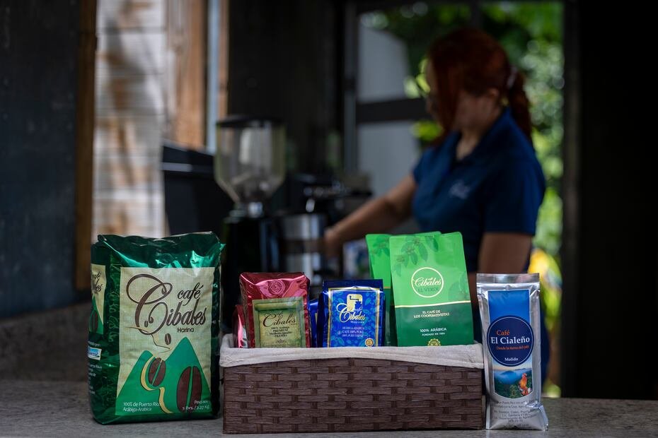 La joya de la corona es el café Cibales, que viene en tres modalidades: verde, azul y rojo. Además, elabora la marca El Cialeño, que es el más económico de los que produce.