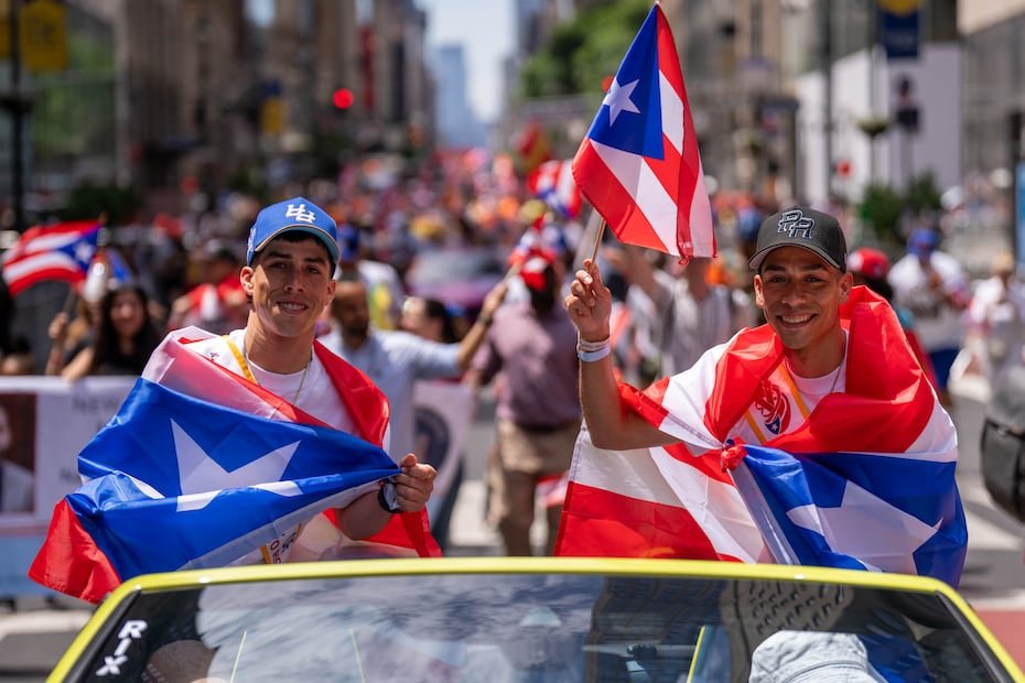 Los jinetes boricuas José Ortiz e Irad Ortiz Jr. participan en el Desfile Nacional del Día de Puerto Rico, el domingo 14 de junio de 2026 en Nueva York.