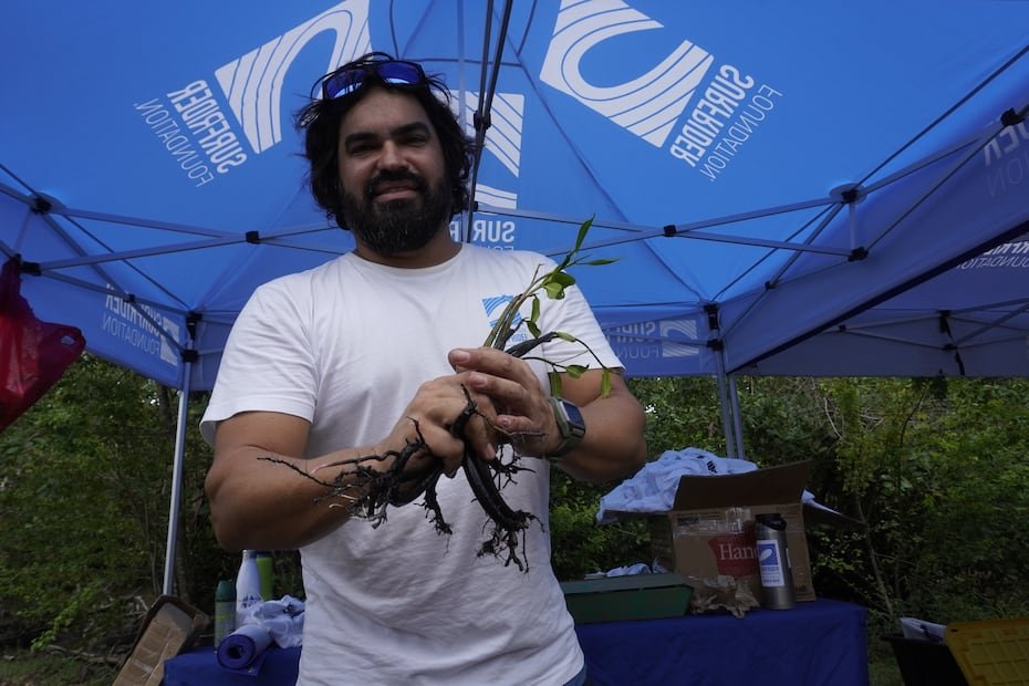 Héctor “Tito” Varela es el gerente de programas de la Surfrider Foundation.
