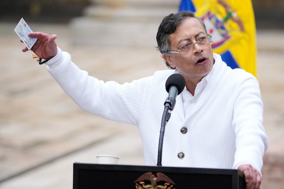 Petro hablando tras votar durante las elecciones presidenciales.