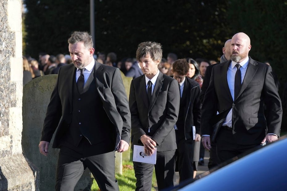 El cantante y exintegrante de la banda, Louis Tomlinson también caminó después del servicio fúnebre.