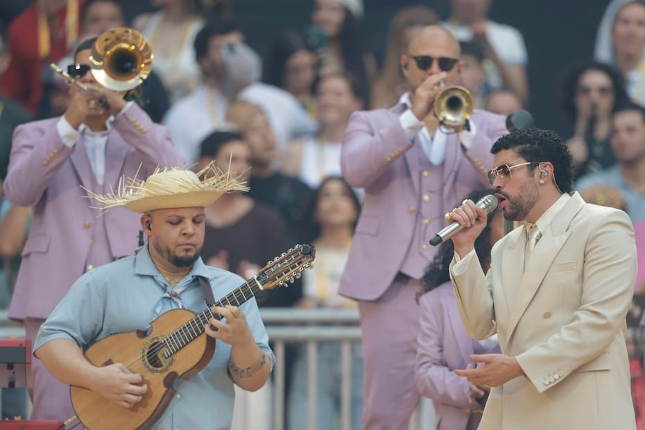 El cantante y compositor Bad Bunny junto al cuatrista puertorriqueño, José Eduardo Santana.  EFE/ Juanjo Martín