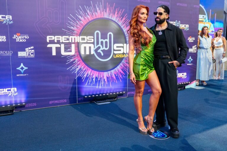 Las parejas del género urbano brillaron en el Distrito T-Mobile, mostrando su amor y estilo.