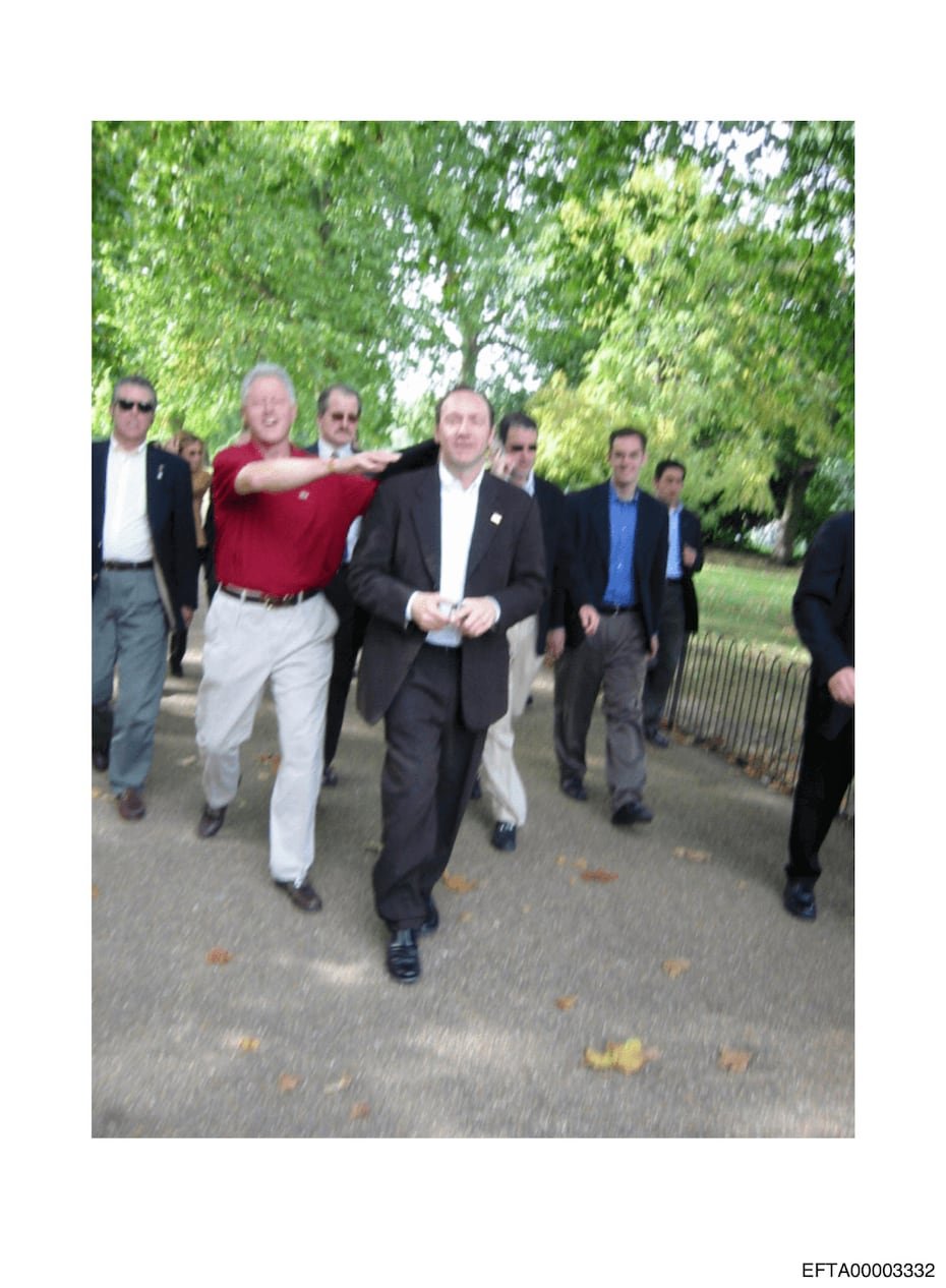 El expresidente Bill Clinton, de rojo, con el actor Kevin Spacey, en el centro.