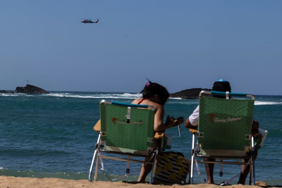 Tras la llamada de emergencia, las autoridades se movilizaron a la escena y comenzó la búsqueda en la mencionada playa.