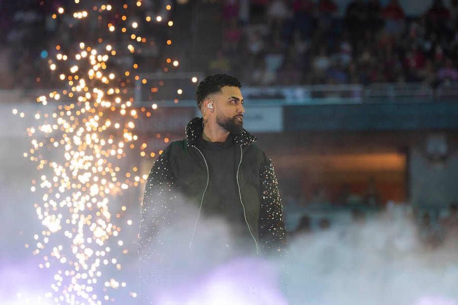 Jay Wheeler encendió la llama del amor con la primera función del concierto "P.S. Para siempre" la noche del miércoles en el Coliseo de Puerto Rico José Miguel Agrelot.