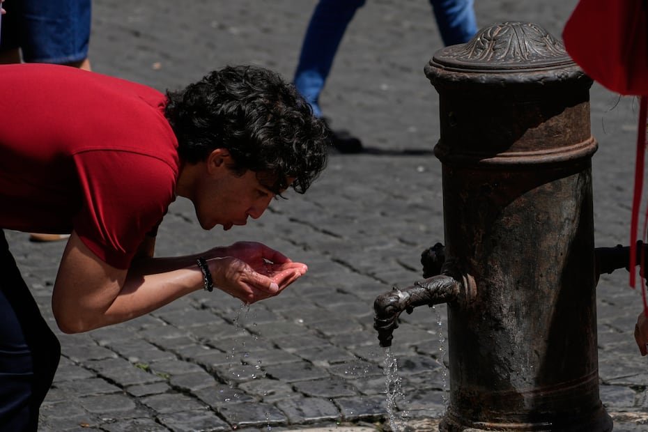 Un hombre bebe agua en una fuente en el centro de Roma, donde se esperaban temperaturas de 89.6 grados Fahrenheit el martes 26 de mayo de 2026.