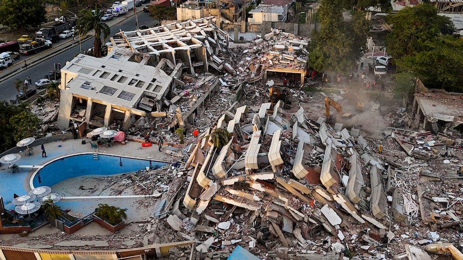 Una foto aérea muestra un edificio destruido en La Guaira, la zona más afectada por los sismos.