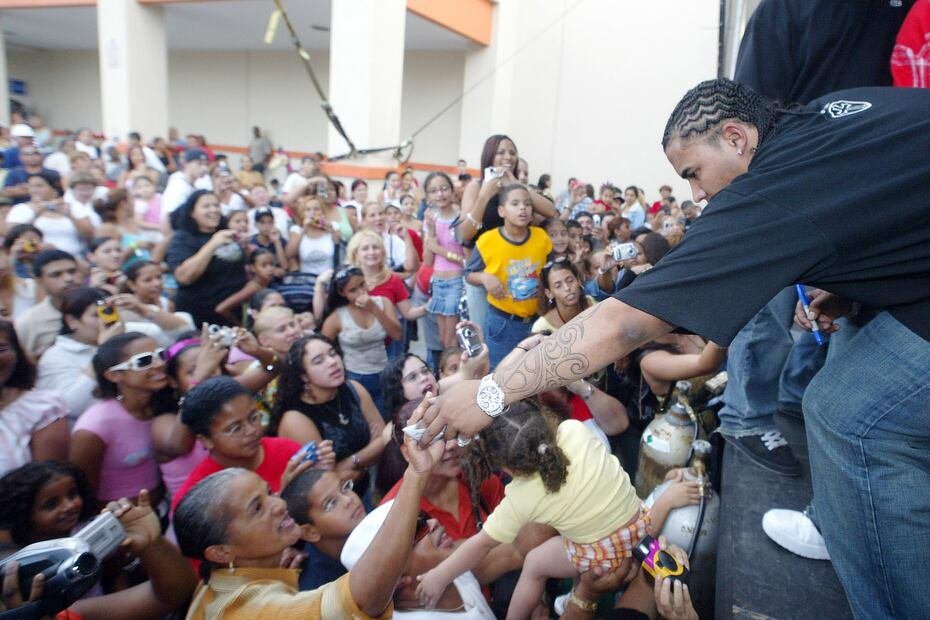 En 2006, el cantantante Don Omar firmó autógrafos en el Gran Caribe Mall de Vega Alta.