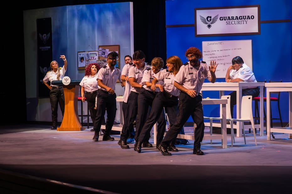 “Guaraguao Security” es el último segmento de “Raymond y sus amigos”, que se transmite todos los martes en el espacio nocturno del Canal 2. Esto le otorga a los comediantes la libertad de acudir a un vocabulario y a chistes subidos de tono, pues, a esa hora, se supone que los niños estén durmiendo.