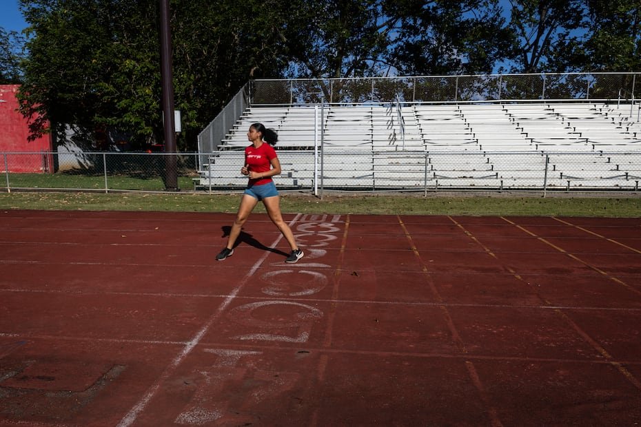 La pista de atletismo necesita mantenimiento estructural.