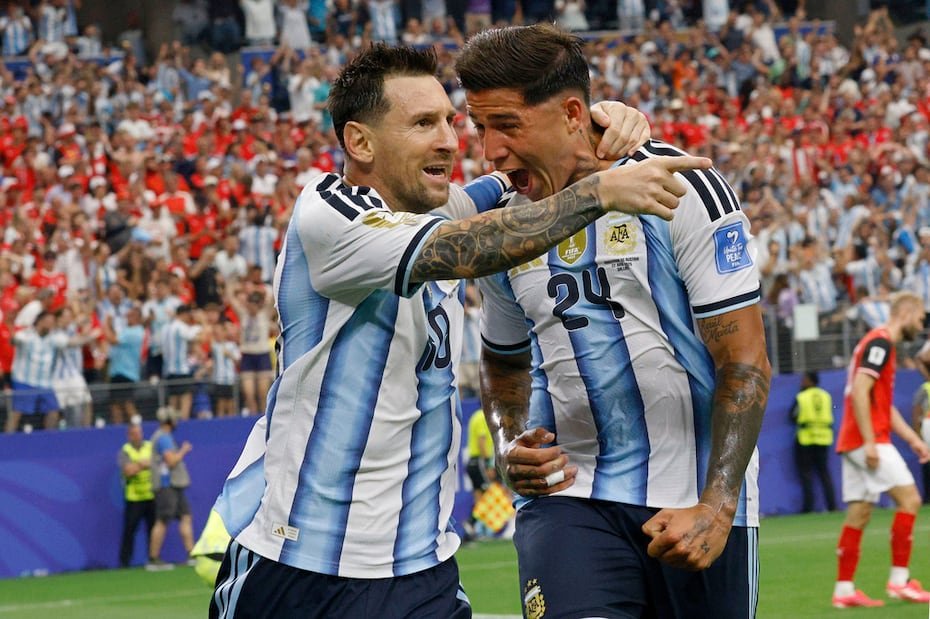 Lionel Messi festeja con Enzo Fernández su primer tanto del partido ante Austria.