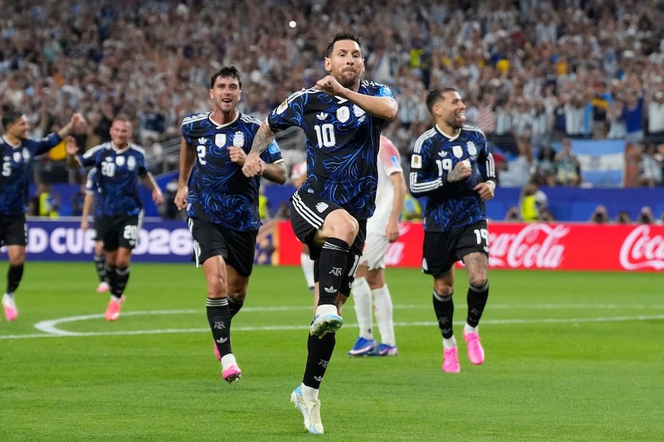 Lionel Messi celebra su sexto gol del Mundial, esta vez ante Jordania, que lo coloca en la cima de la tabla de artilleros.