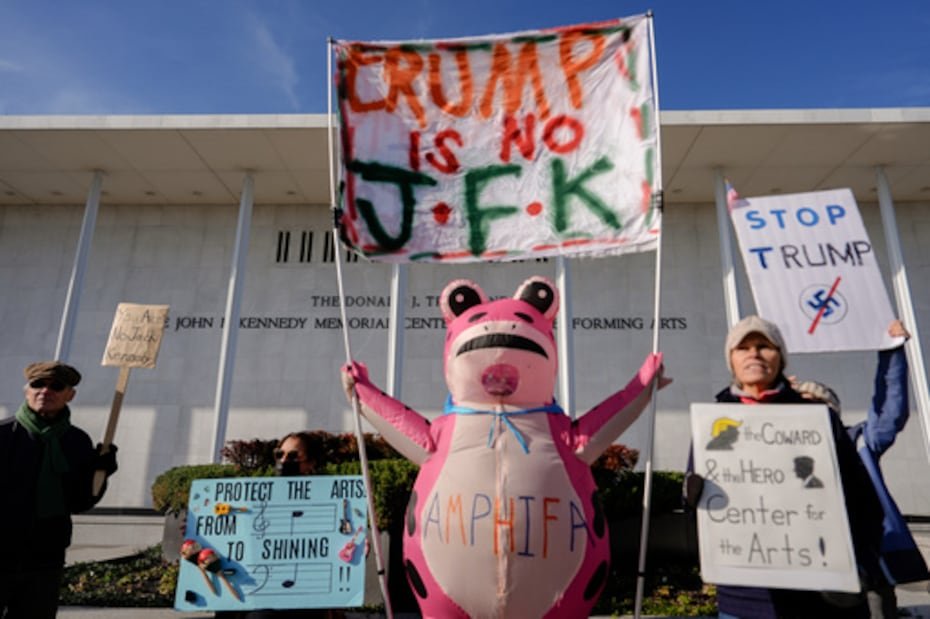 Manifestantes sostienen pancartas en un punto de protesta designado frente al Centro John F. Kennedy para las Artes Escénicas. El nombre de Trump fue retirado a mediados de junio de 2026, tras una decisión judicial.
