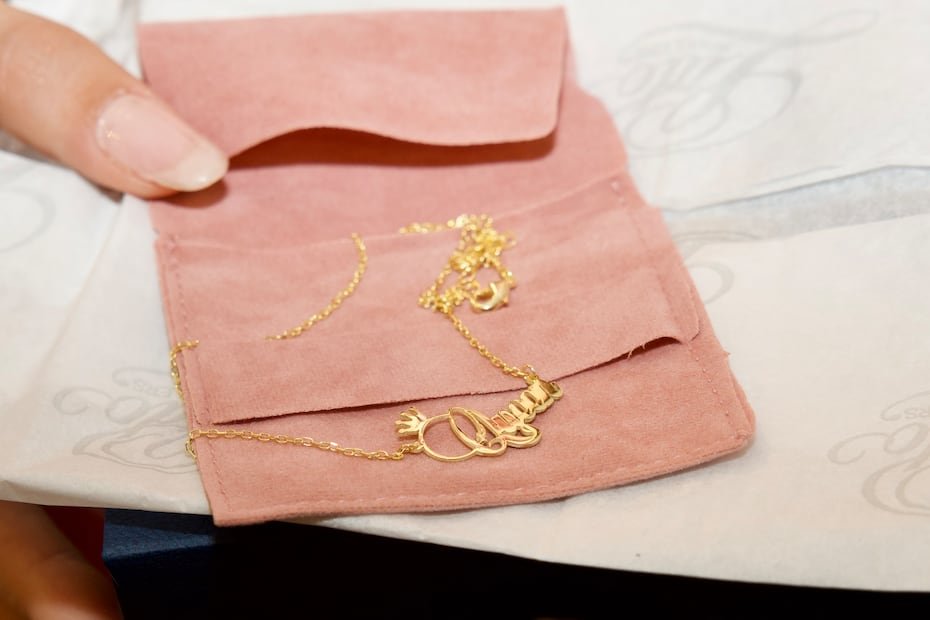Cada candidata recibió el obsequio de una cadena de oro con un colgante de letras que lee "Queen".