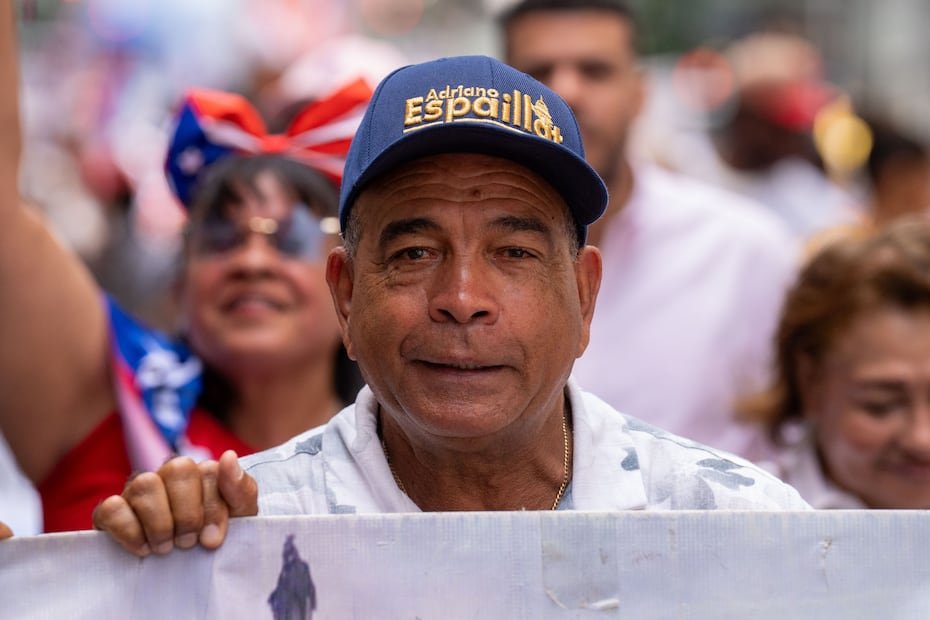 El congresista Adriano Espaillat, demócrata por Nueva York, participa en el desfile.