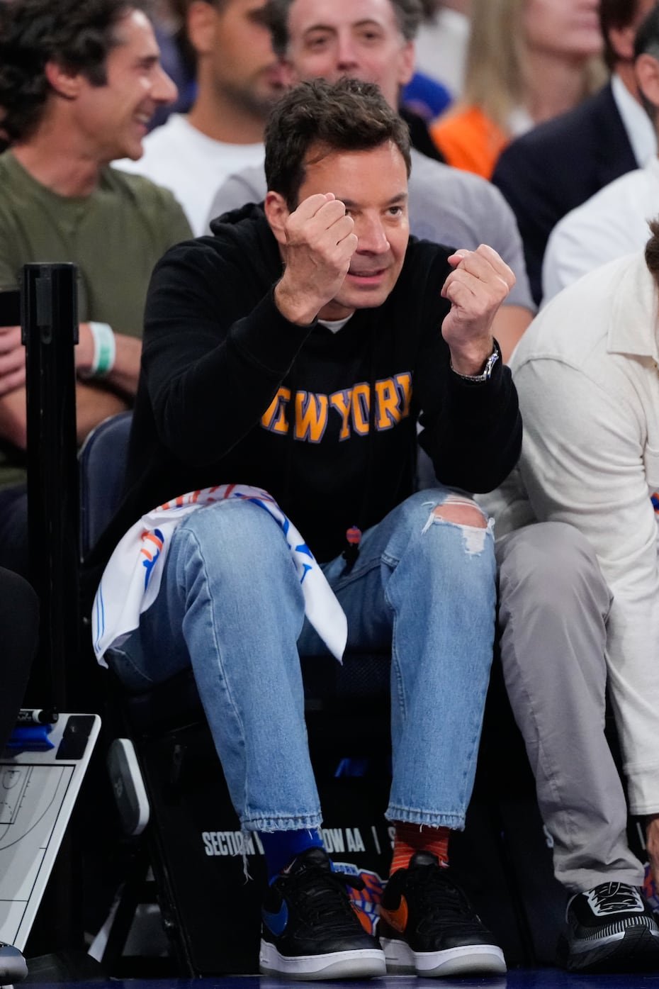 Otro rostro conocido fue Jimmy Fallon, el popular presentador de "The Tonight Show".