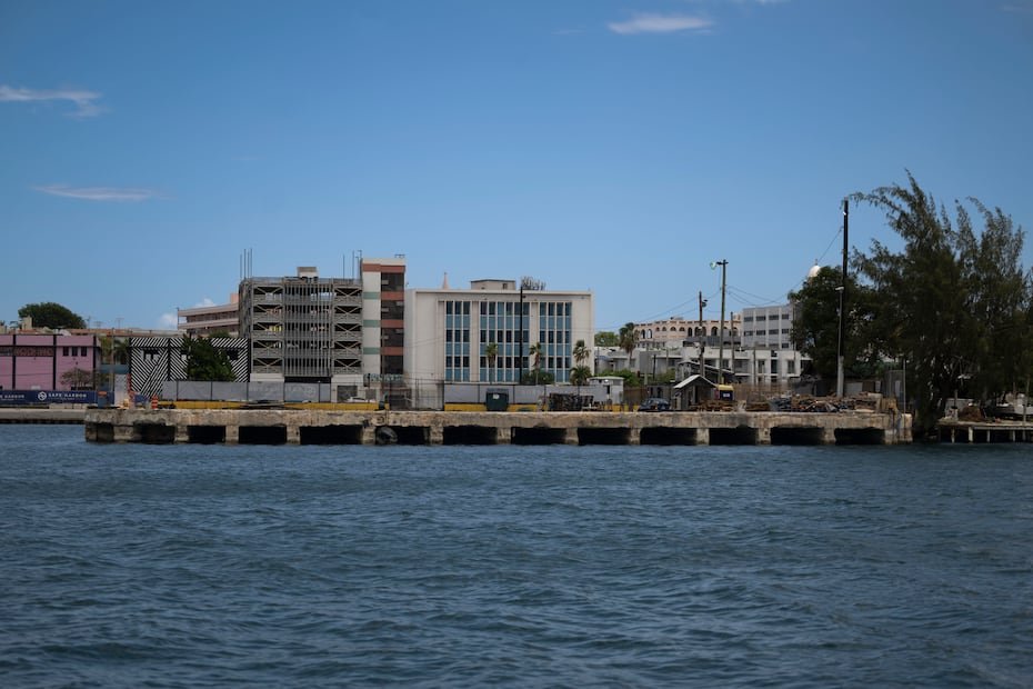 Collazo explicó que lo idóneo y seguro es el atraco de costado, o contiguo al muelle, con amarre en proa y popa (“alongside”).
