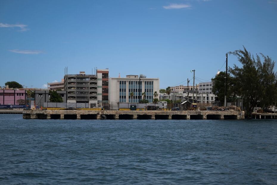 Collazo explicó que lo idóneo y seguro es el atraco de costado, o contiguo al muelle, con amarre en proa y popa (“alongside”).